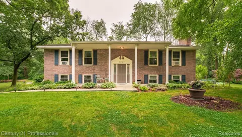 5067 Oneida Dr, Independence, MI 48348