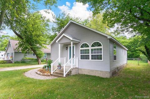4616 2nd St, Clarkston, MI 48346