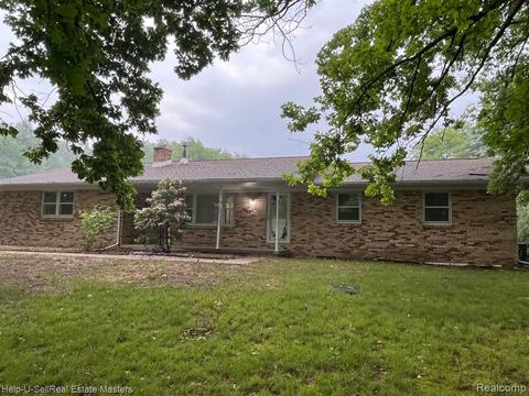 8425 Marquette Rd, Wales, MI 48027