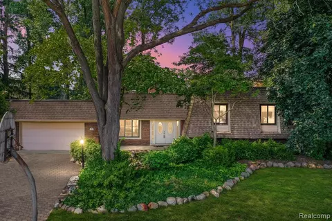 1317 Scottwood Ct, White Lake, MI 48383
