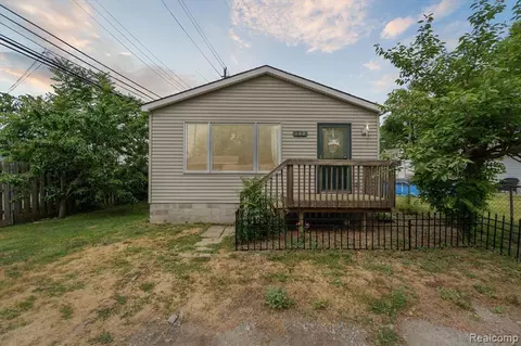 142 Waterly Ave, Waterford, MI 48328