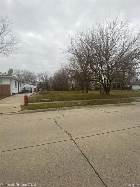 Pinehurst St, Roseville, MI 48066