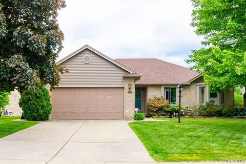 31176 Woodview Dr, Chesterfield, MI 48047