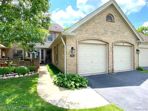 4762 Pine Eagles Dr #15, Brighton, MI 48116