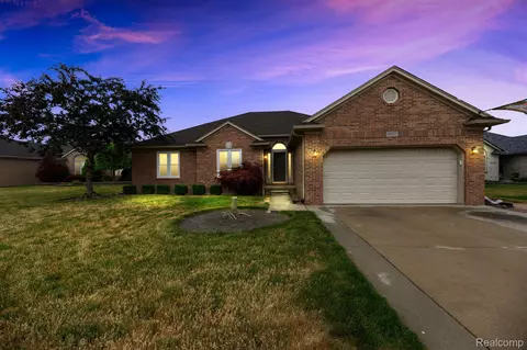 48352 Sherringham Dr, Macomb, MI 48044