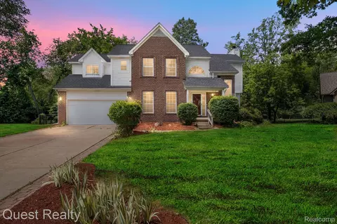 7552 Pineland Crt Ct, Waterford, MI 48327
