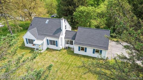 1186 Tull Dr, Waterford, MI 48327