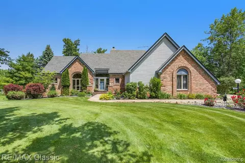 11439 Arrowhead Dr, South Lyon, MI 48178