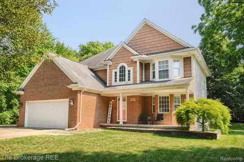 2102 Larkspur Ln, Grand Blanc, MI 48439