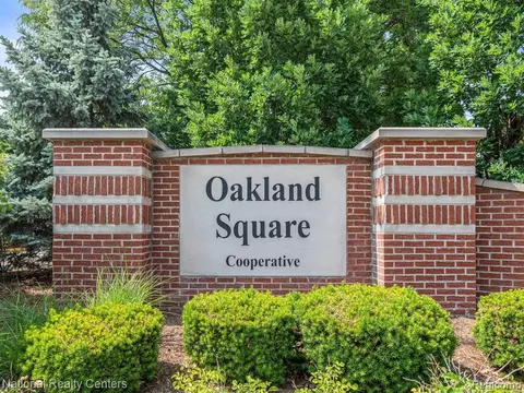 2587 Patrick Henry St, Auburn Hills, MI 48326