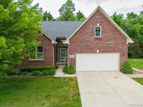 19401 Linwood Dr, Clinton Township, MI 48038