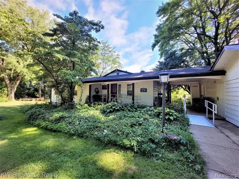 10025 S Big School Lot Lake Rd, Holly, MI 48442