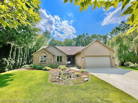19110 Parkwood Ln, Brownstown, MI 48183