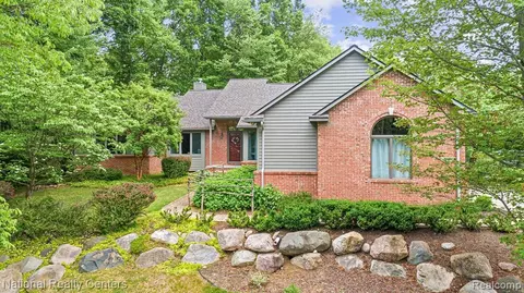 10555 Oakhill St, Fenton, MI 48430