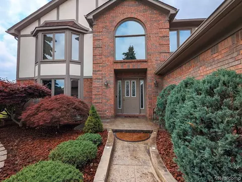 17344 Beacham Dr, Macomb, MI 48044