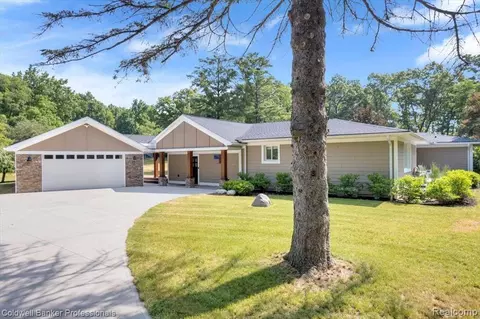 5490 Waldon Rd, Clarkston, MI 48348