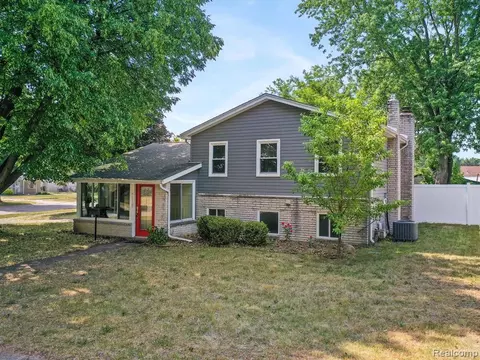 44107 Felstone Dr, Sterling Heights, MI 48313