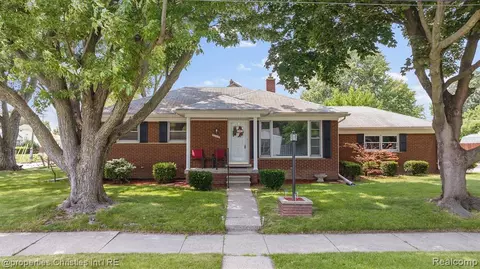 32215 Solon St, Roseville, MI 48066