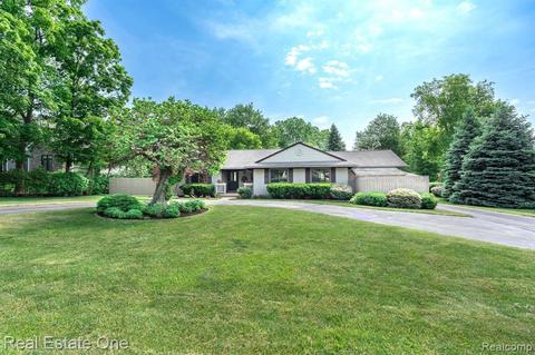 1121 Princeton Ave, Rochester Hills, MI 48307