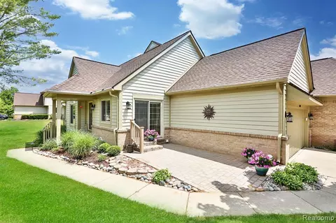 2600 Maple Forest Court Unit UNIT 11, Wixom, MI 48393