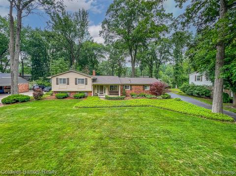 2458 Chelsea Dr, Troy, MI 48084