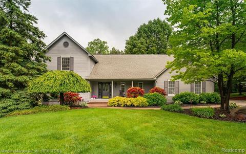 7338 Deerhill Dr, Clarkston, MI 48346
