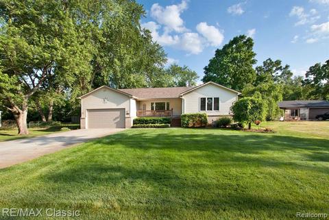 823 Brushwood Dr, Wolverine Lake, MI 48390
