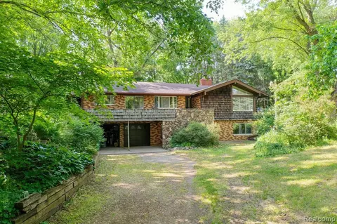 3991 Oak Grove Rd, Howell, MI 48855