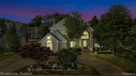 6819 Torybrooke Cir, West Bloomfield, MI 48323