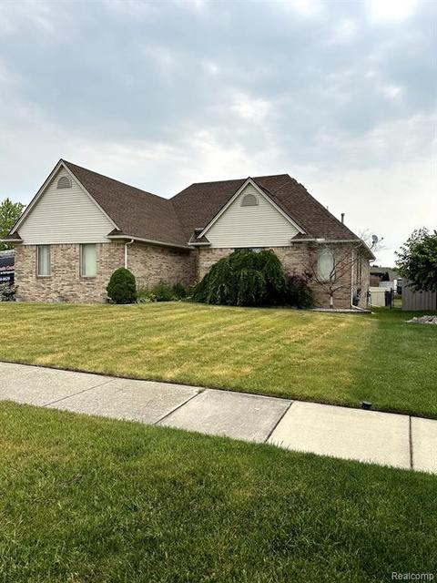 49156 Stratford Dr, Chesterfield, MI 48047