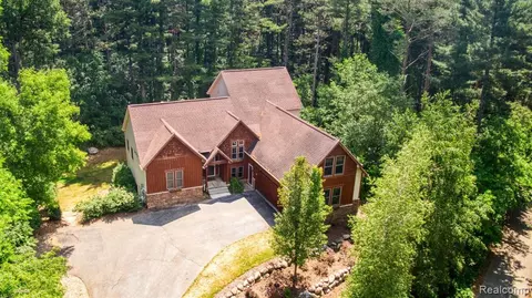 5777 Cider Mill Dr, Fenton, MI 48430