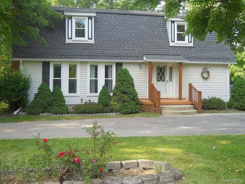 3715 Old Plank Rd, Milford, MI 48381
