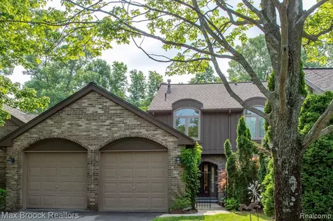 30920 River Crossing St, Bingham Farms, MI 48025