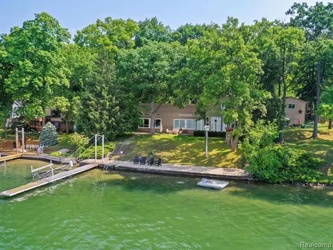 3585 Dorothy Ln, Waterford, MI 48329