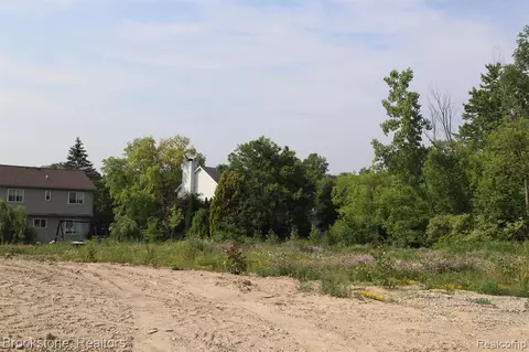 4682 Applewood, Rochester, MI 48306