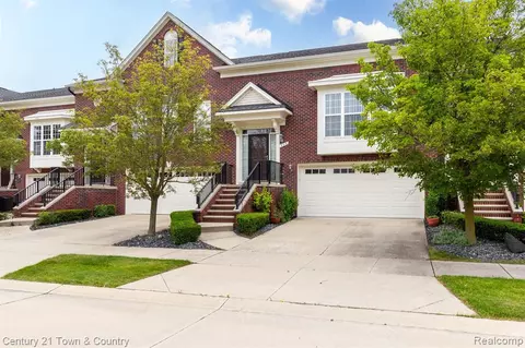 826 Red Run Dr #22, Troy, MI 48085