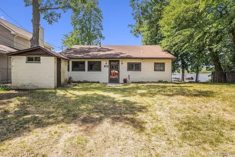 1204 Clearwater Blvd, White Lake, MI 48386