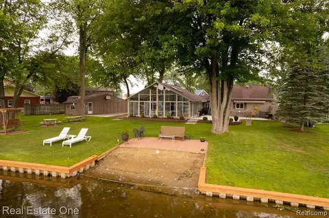 4214 Shoreview Ln, Whitmore Lake, MI 48189