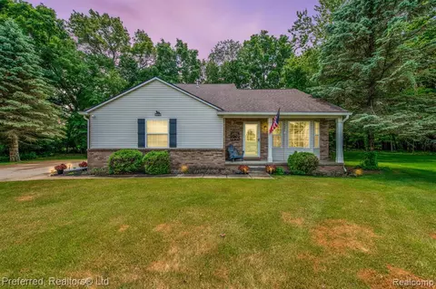 160 Garden Ct, Whitmore Lake, MI 48189