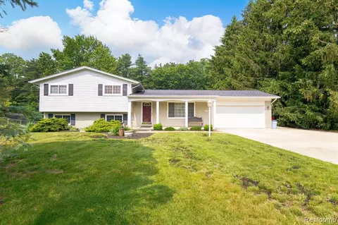 60401 Apache Ln, Washington, MI 48094