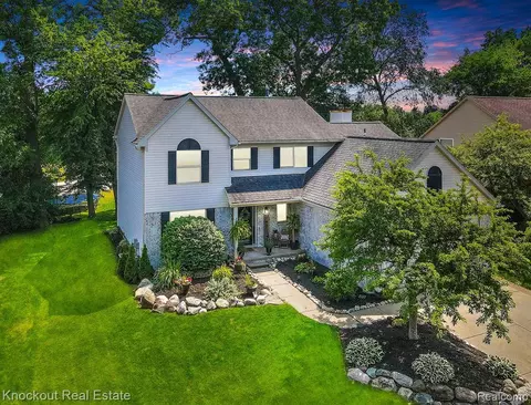 2213 Forest Hills Dr, Lake Orion, MI 48359