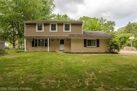 7607 Comstock Dr, Temperance, MI 48182