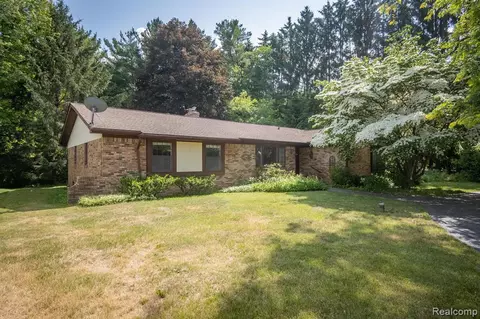 4050 Timberview Dr, Howell, MI 48843