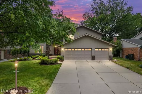 613 Plum Ridge Dr, Rochester Hills, MI 48309