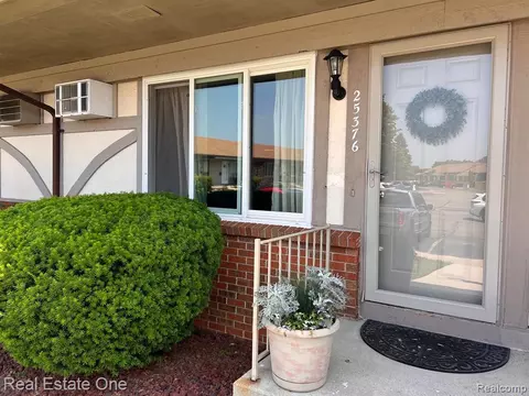 25376 Potomac Dr #3, South Lyon, MI 48178