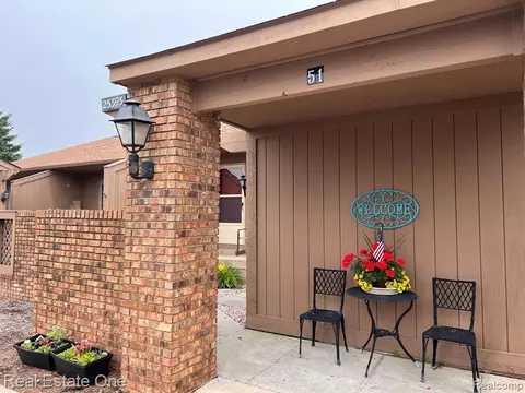 25393 Potomac Dr, South Lyon, MI 48178
