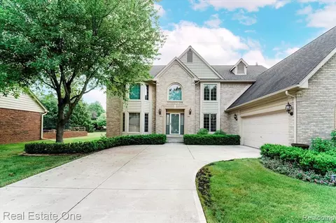 1274 Kingspath Dr, Rochester Hills, MI 48306