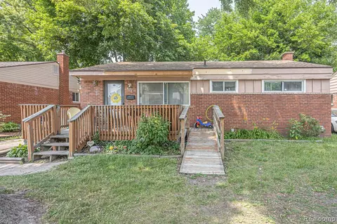 330 W Princeton Ave, Pontiac, MI 48340