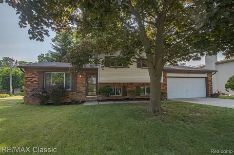 2941 Golfhill Dr, Waterford, MI 48329