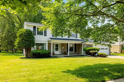 17514 Country Club Dr, Livonia, MI 48152